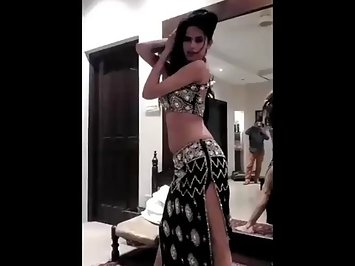 Pakisani Girl Sexy Dance In Dubai